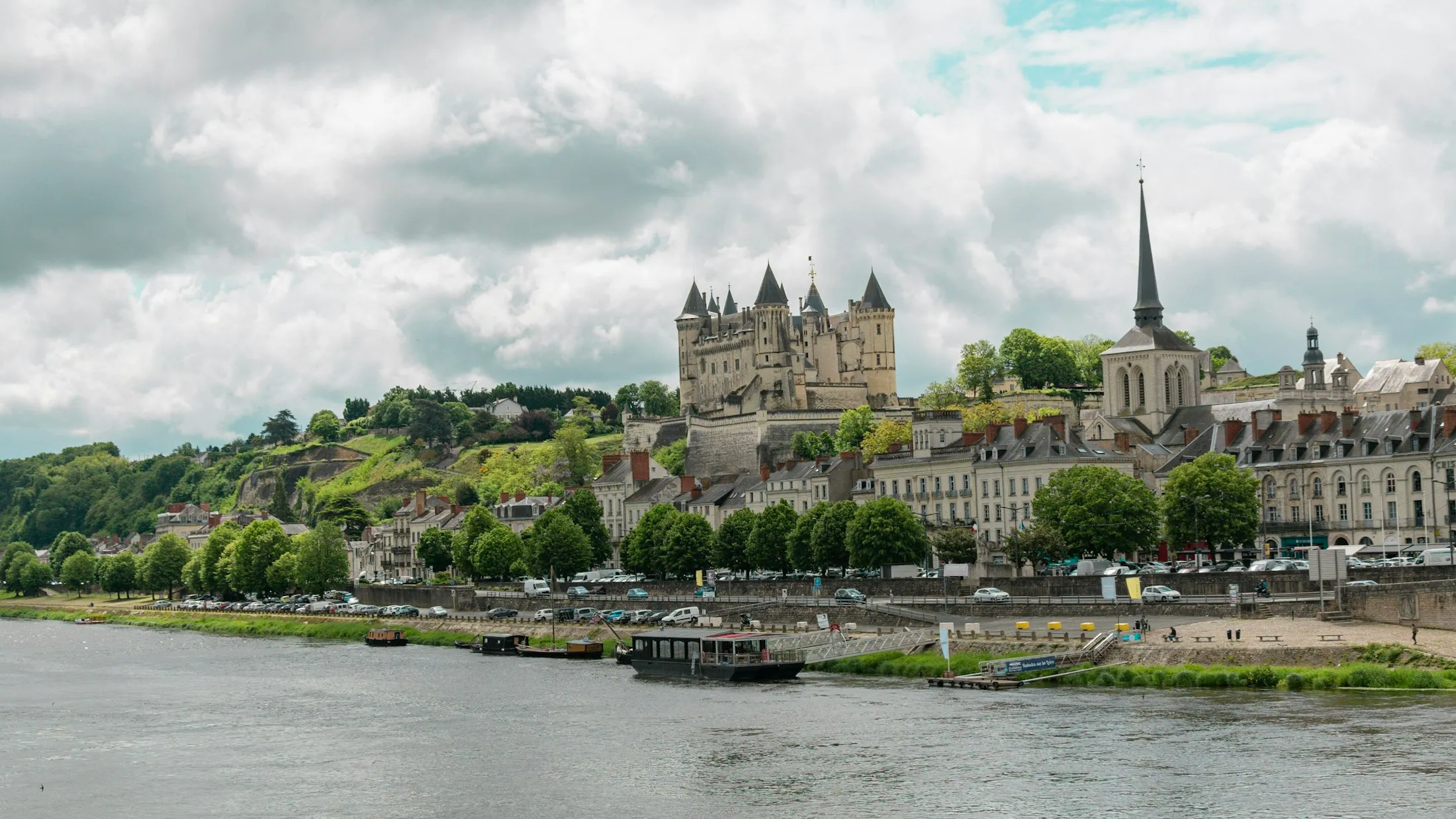 Saumur et son château au-dessus de la Loire