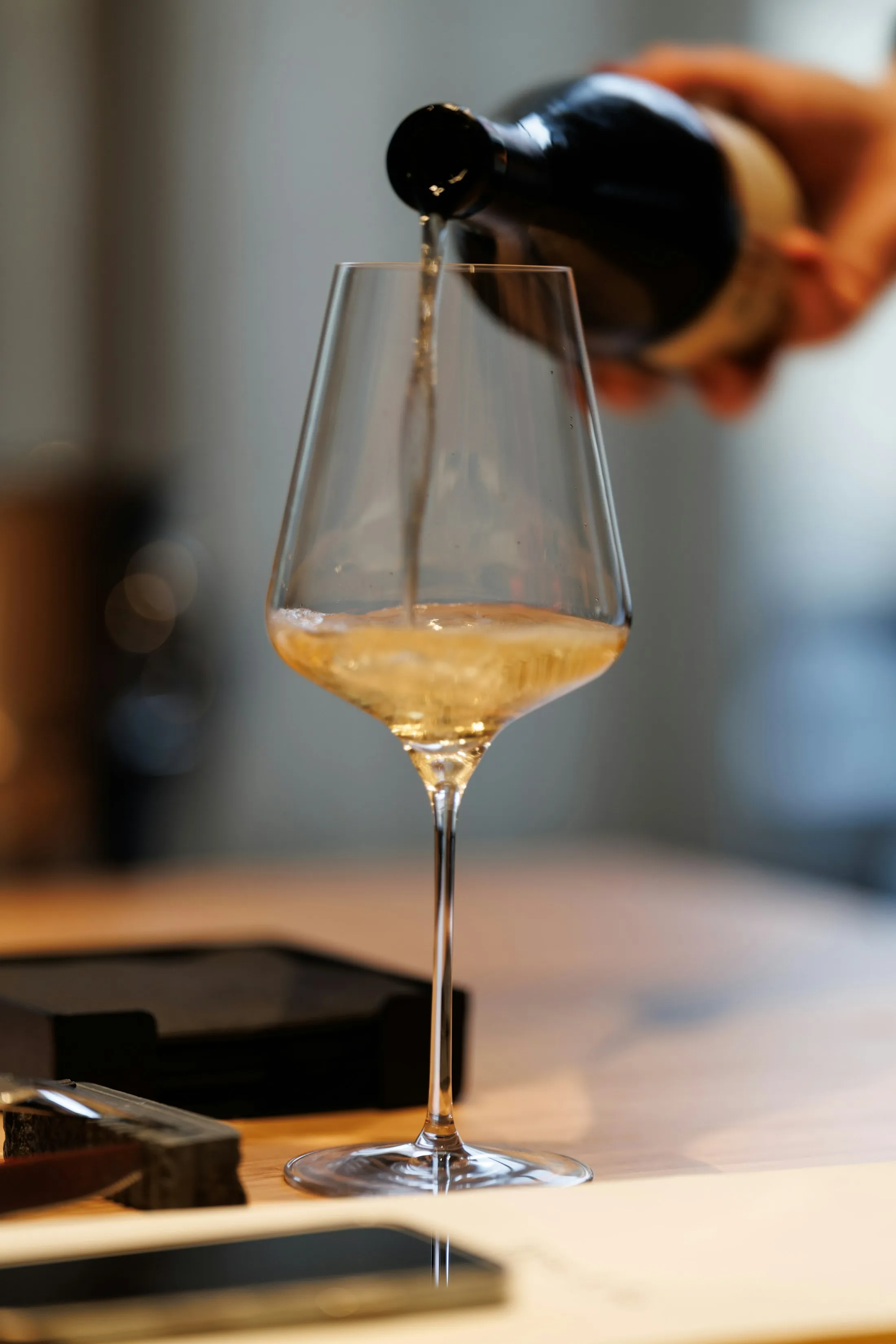Un verre de chenin qu’on sert
